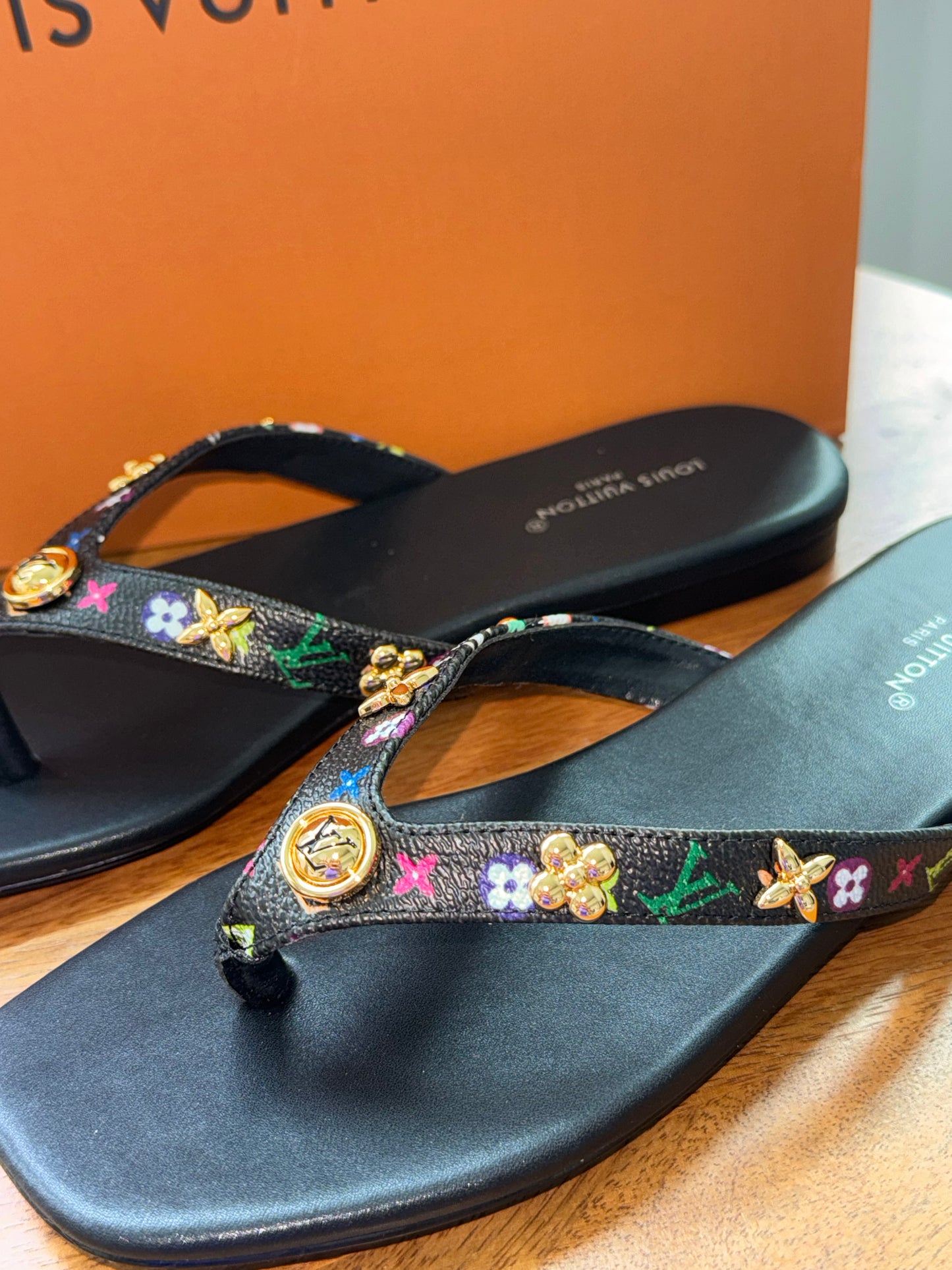 Sandalias nueva temporada Louis Vuitton talla 8 top quality con caja y cubre polvo