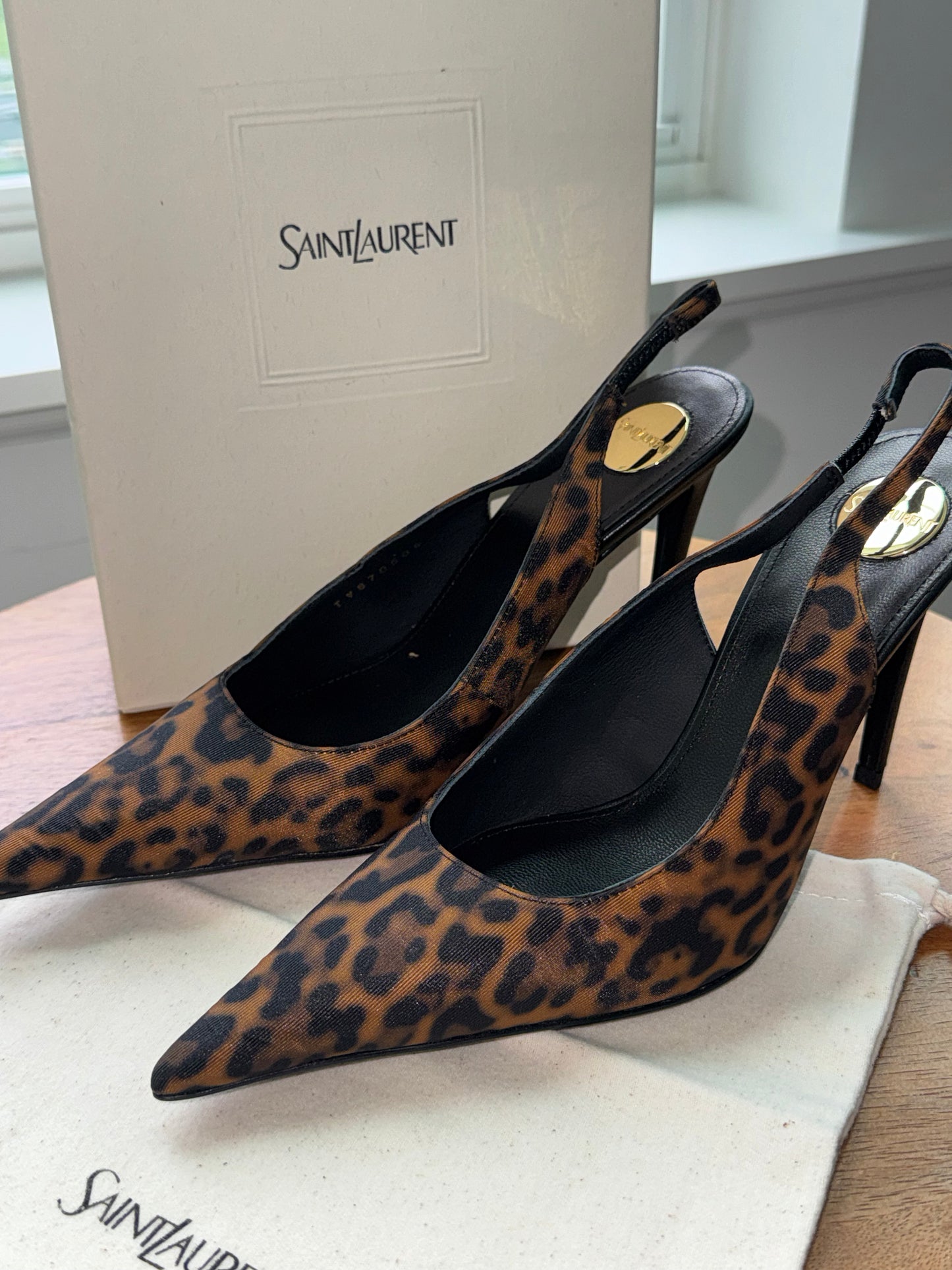 Tacones yves saint Laurent talla 8 top quality con caja y cubre polvo