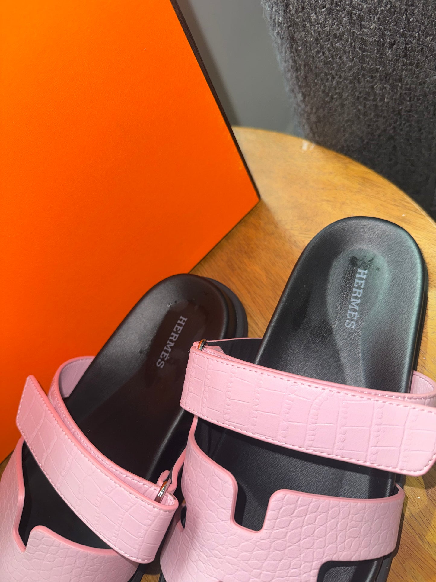 Sandalias Hermes Rosa talla 8 top quality con cubre polvo y caja
