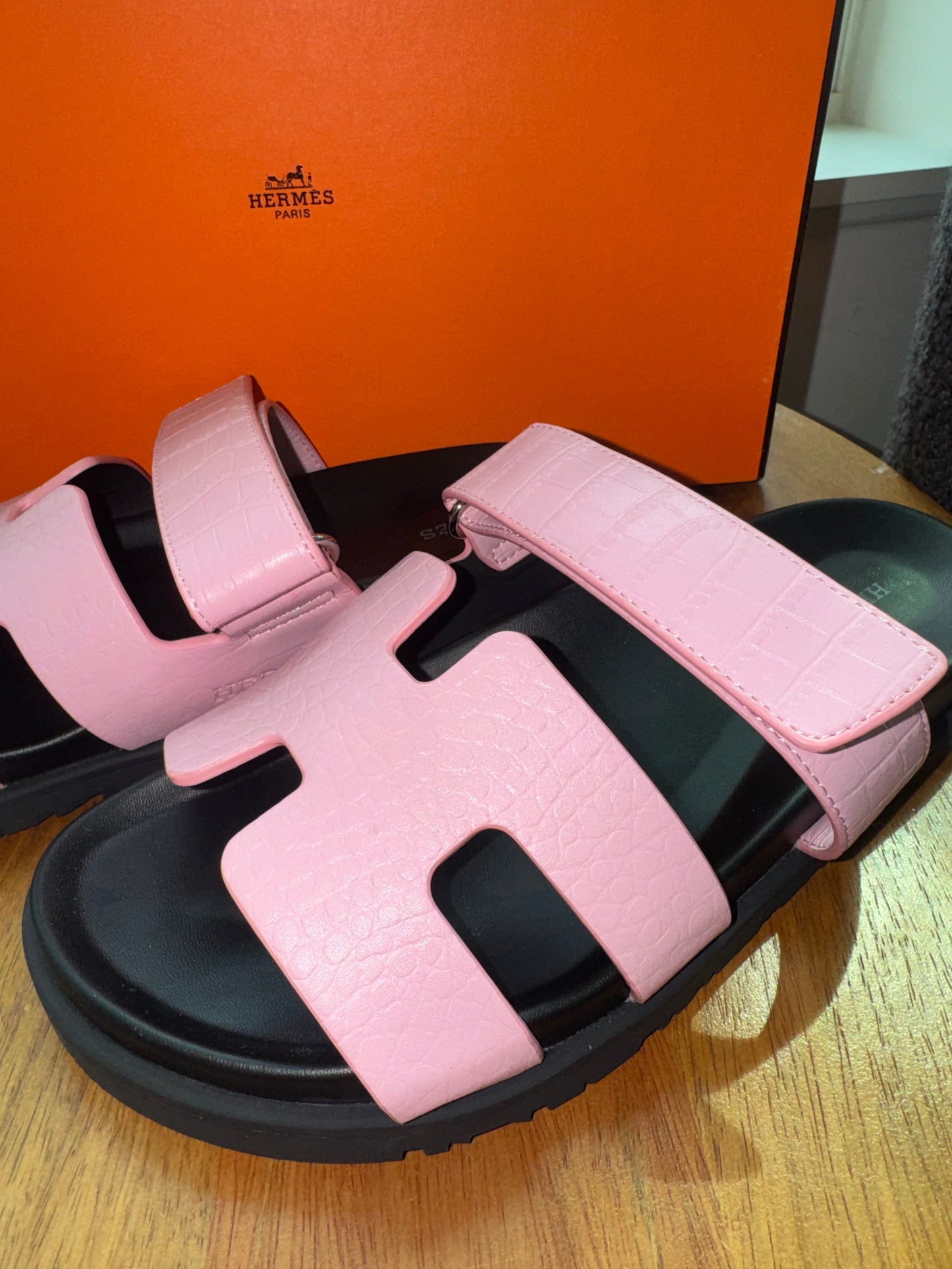 Sandalias Hermes Rosa talla 8 top quality con cubre polvo y caja