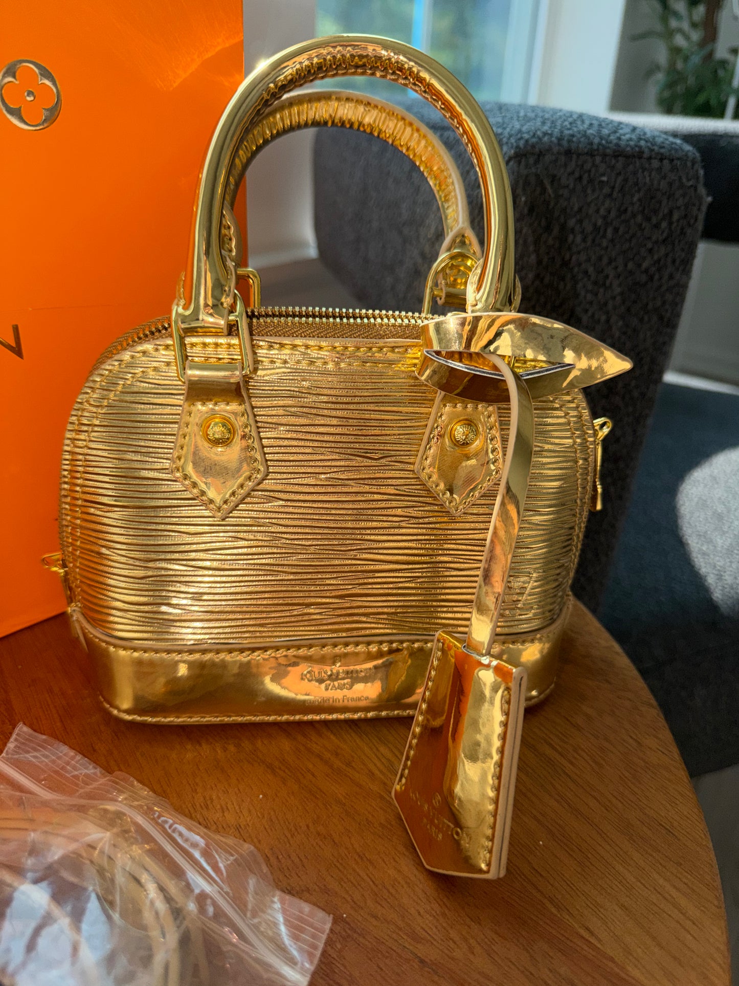 Bolsa dorada Louis Vuitton con accesorios, caja y cubre polvo
