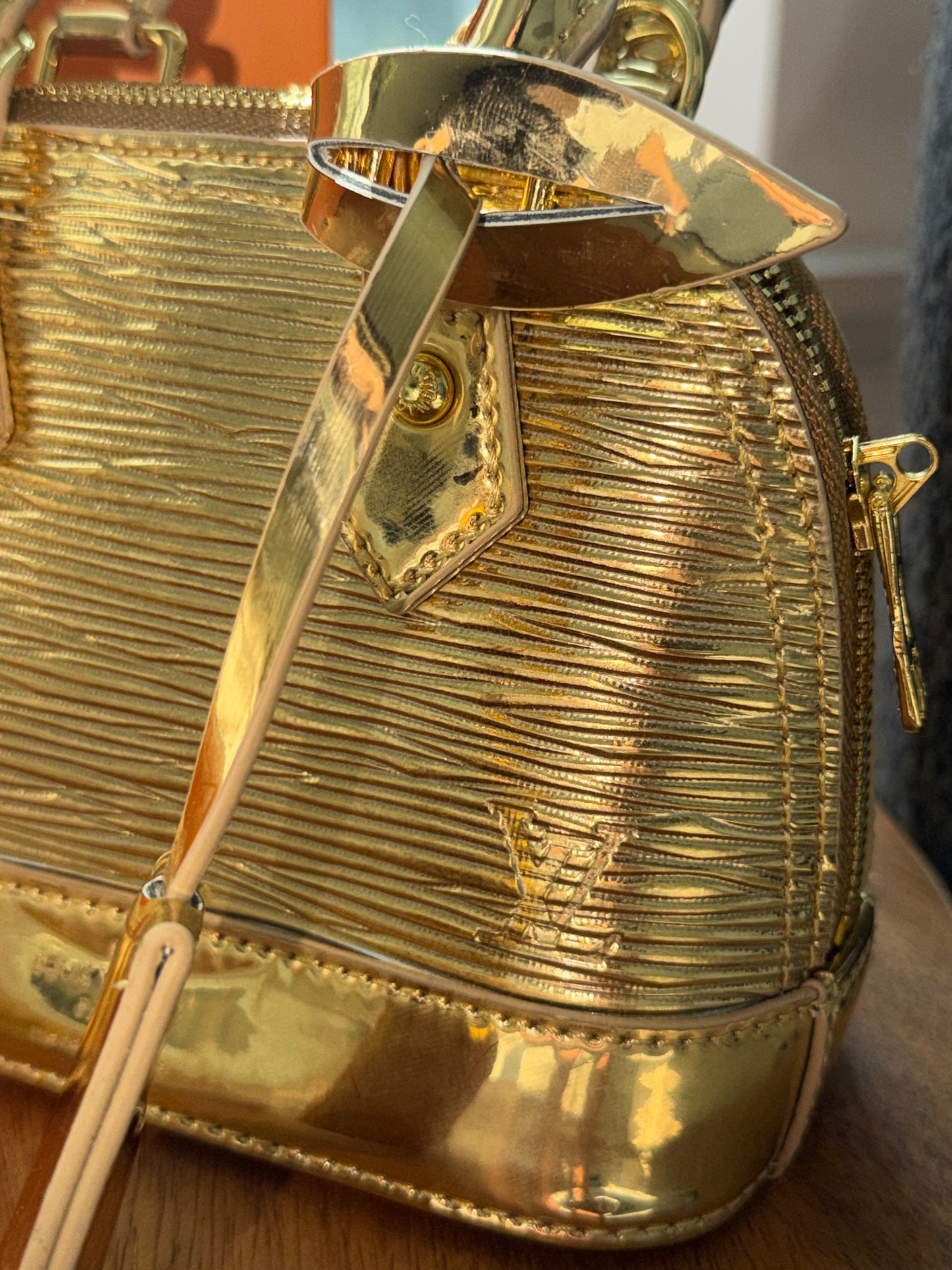 Bolsa dorada Louis Vuitton con accesorios, caja y cubre polvo