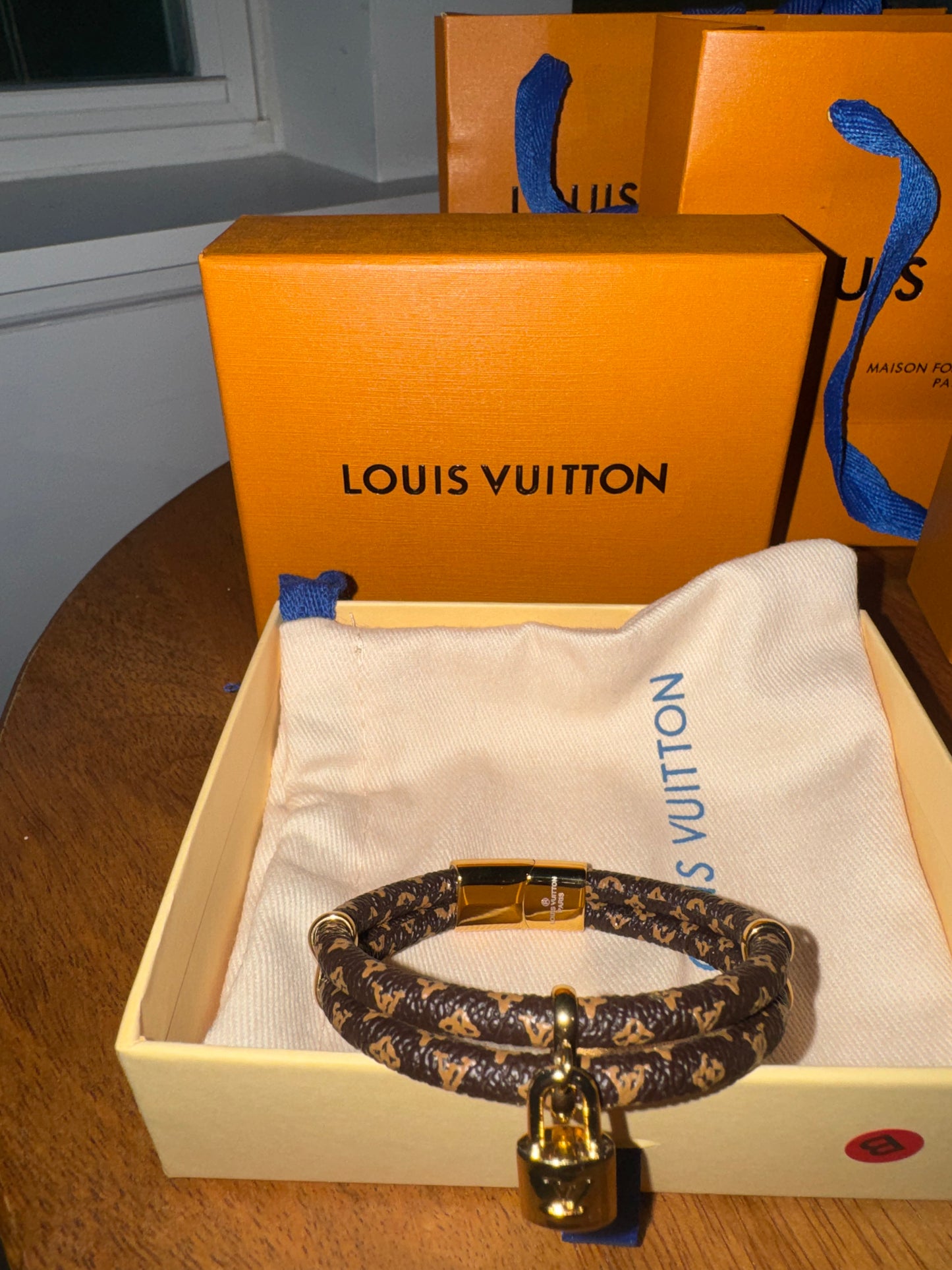 Pulsera Louis Vuitton con caja y estuche