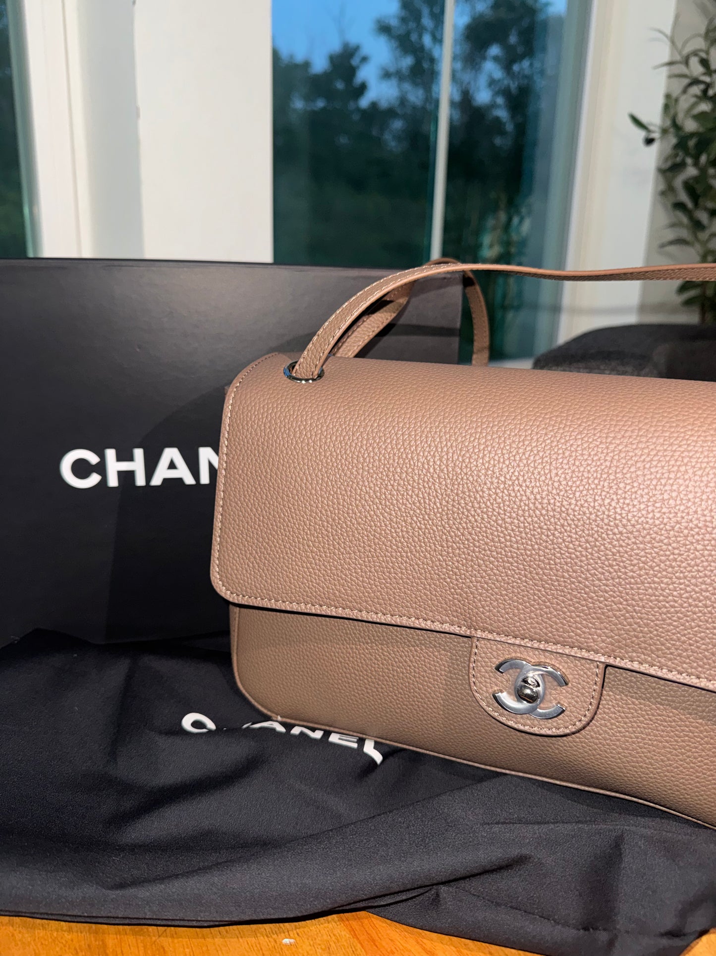 Bolsa Chanel mediana cafe , temporada 2026 top quality ( es calidad mas pro ). Con caja y cubre polvo