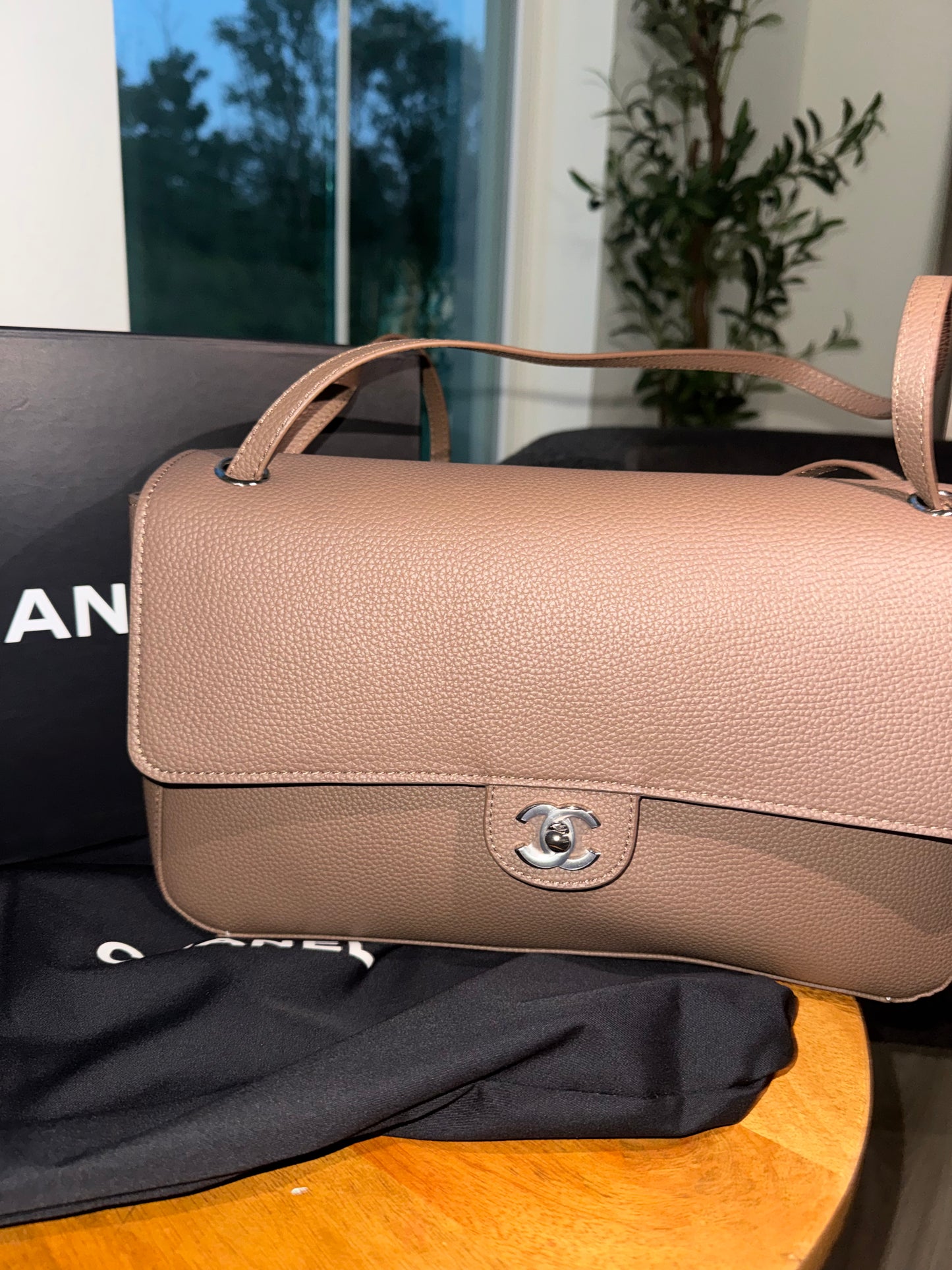 Bolsa Chanel mediana cafe , temporada 2026 top quality ( es calidad mas pro ). Con caja y cubre polvo