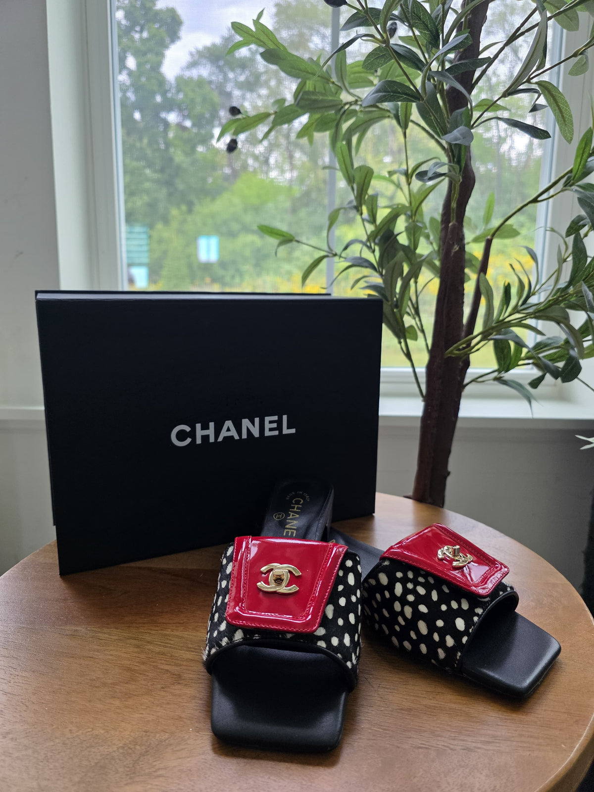 Sandalias Chanel talla 8 con caja y cubre polvo top quality