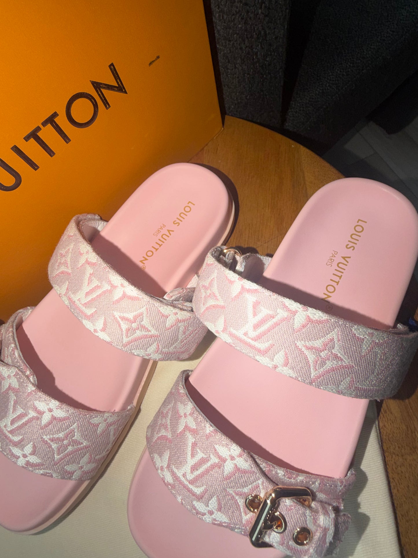 Sandalias lv Rosas talla 8 top quality con hebilla Grabada