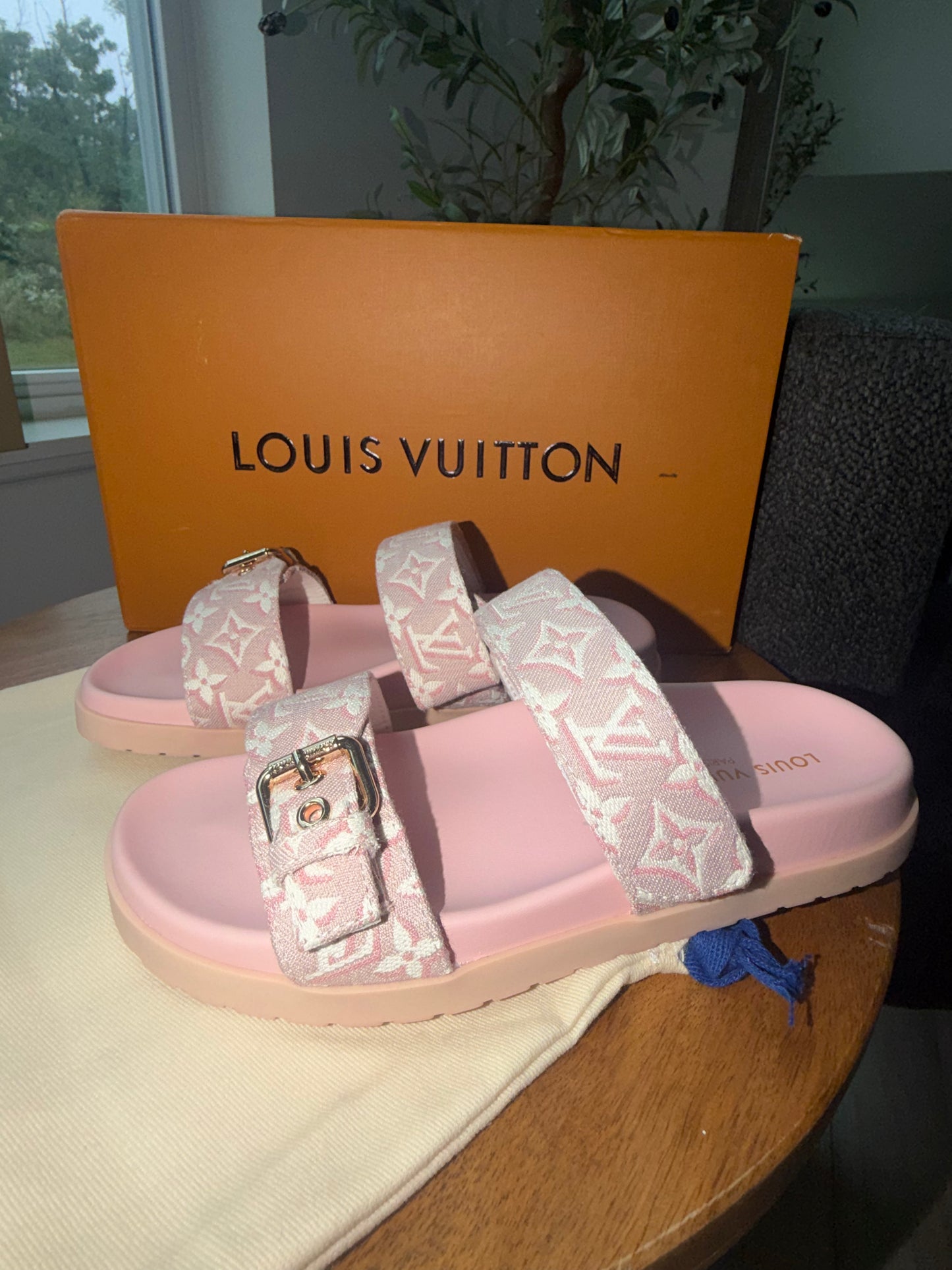 Sandalias lv Rosas talla 8 top quality con hebilla Grabada