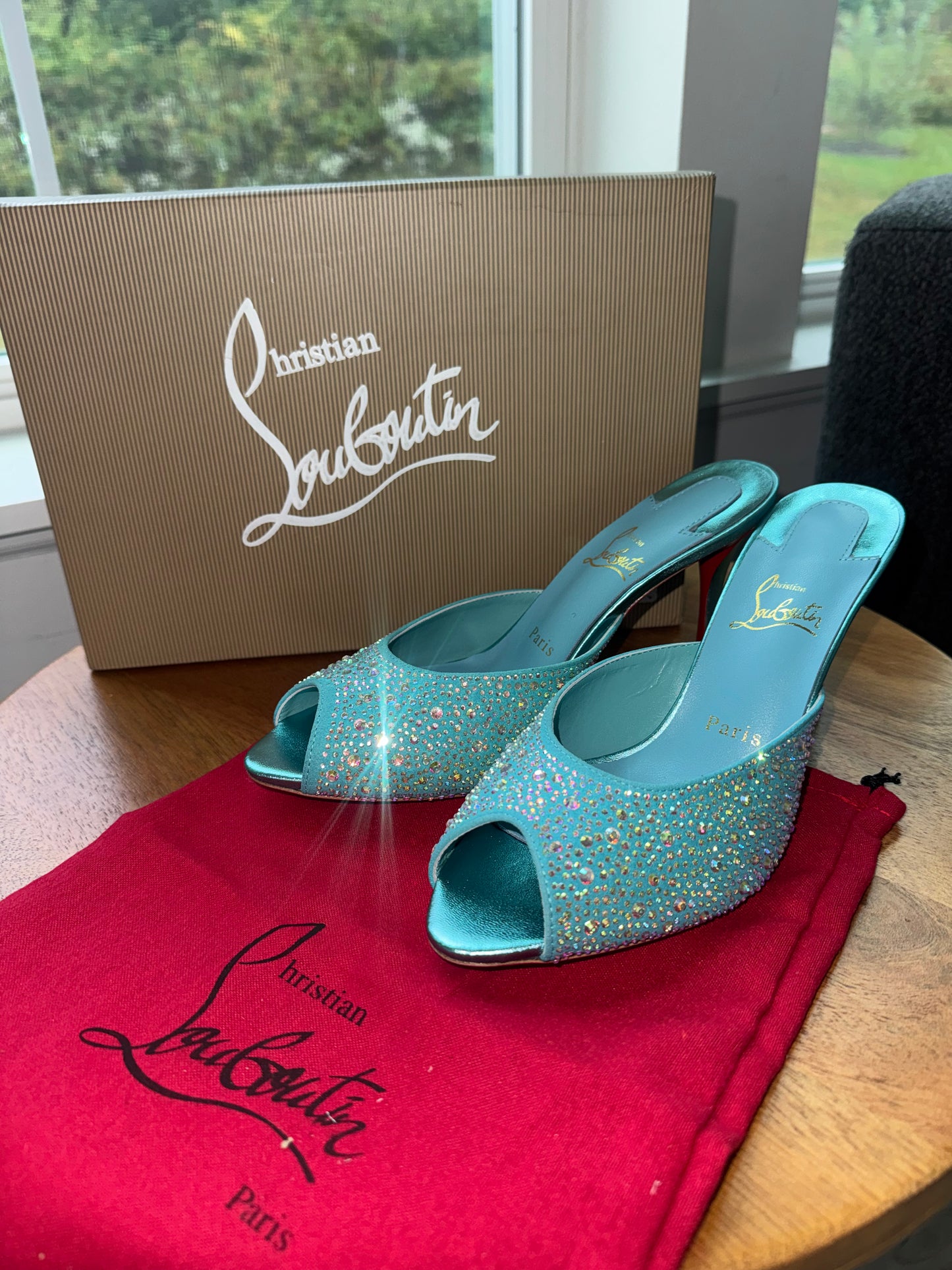 Tacones louboutin talla 8 top quality con cristales caja y cubre polvo