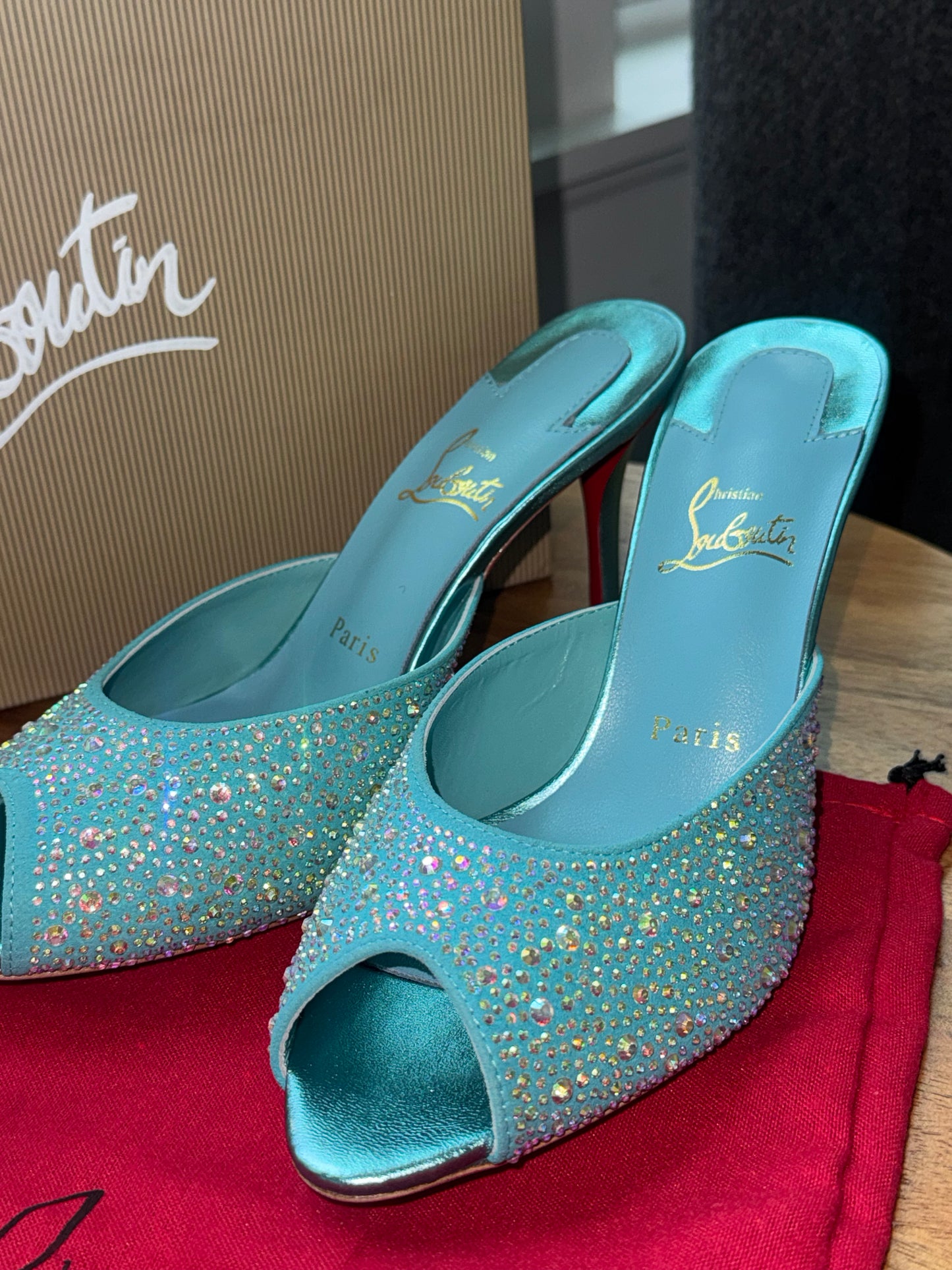 Tacones louboutin talla 8 top quality con cristales caja y cubre polvo