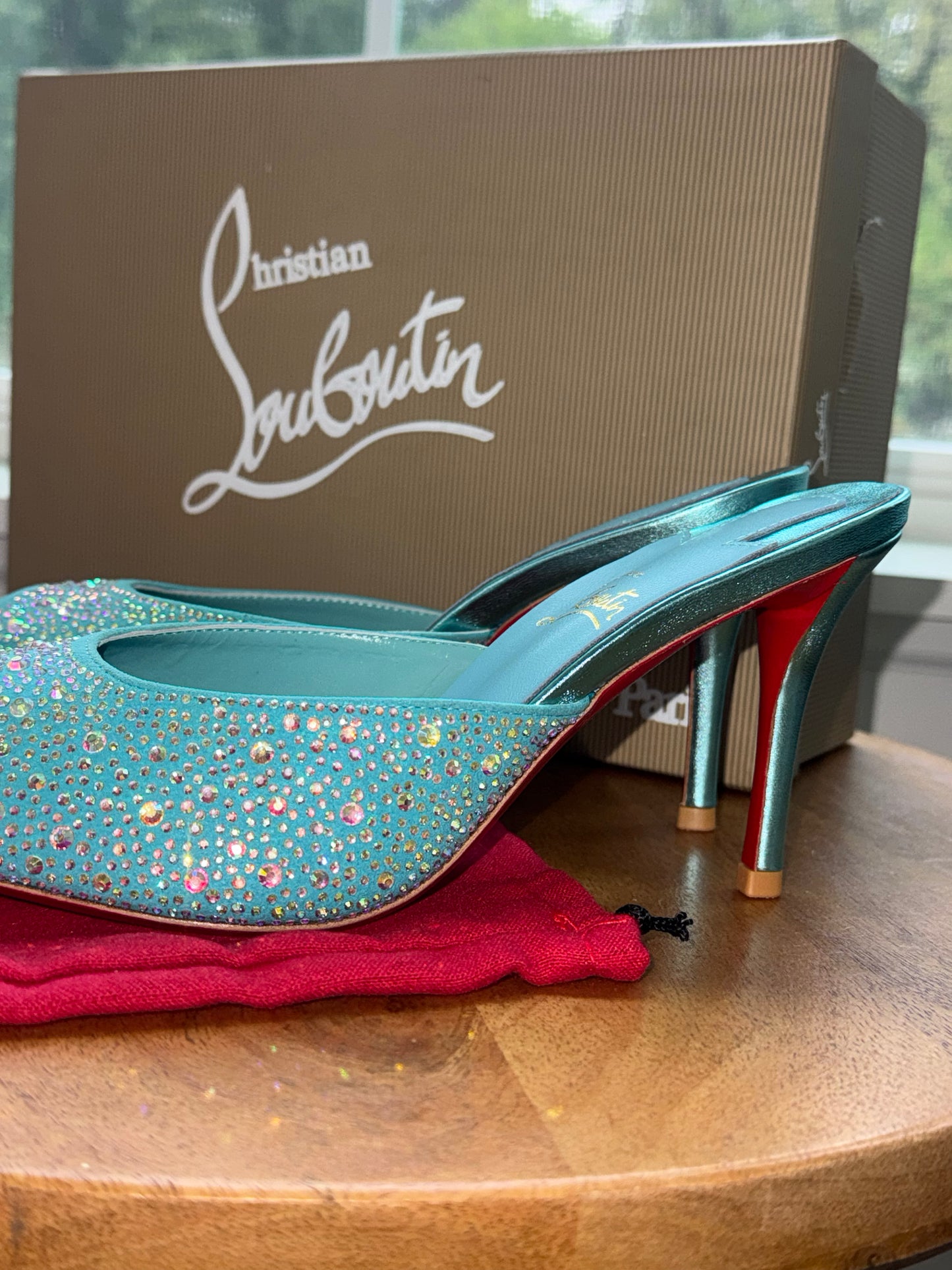 Tacones louboutin talla 8 top quality con cristales caja y cubre polvo