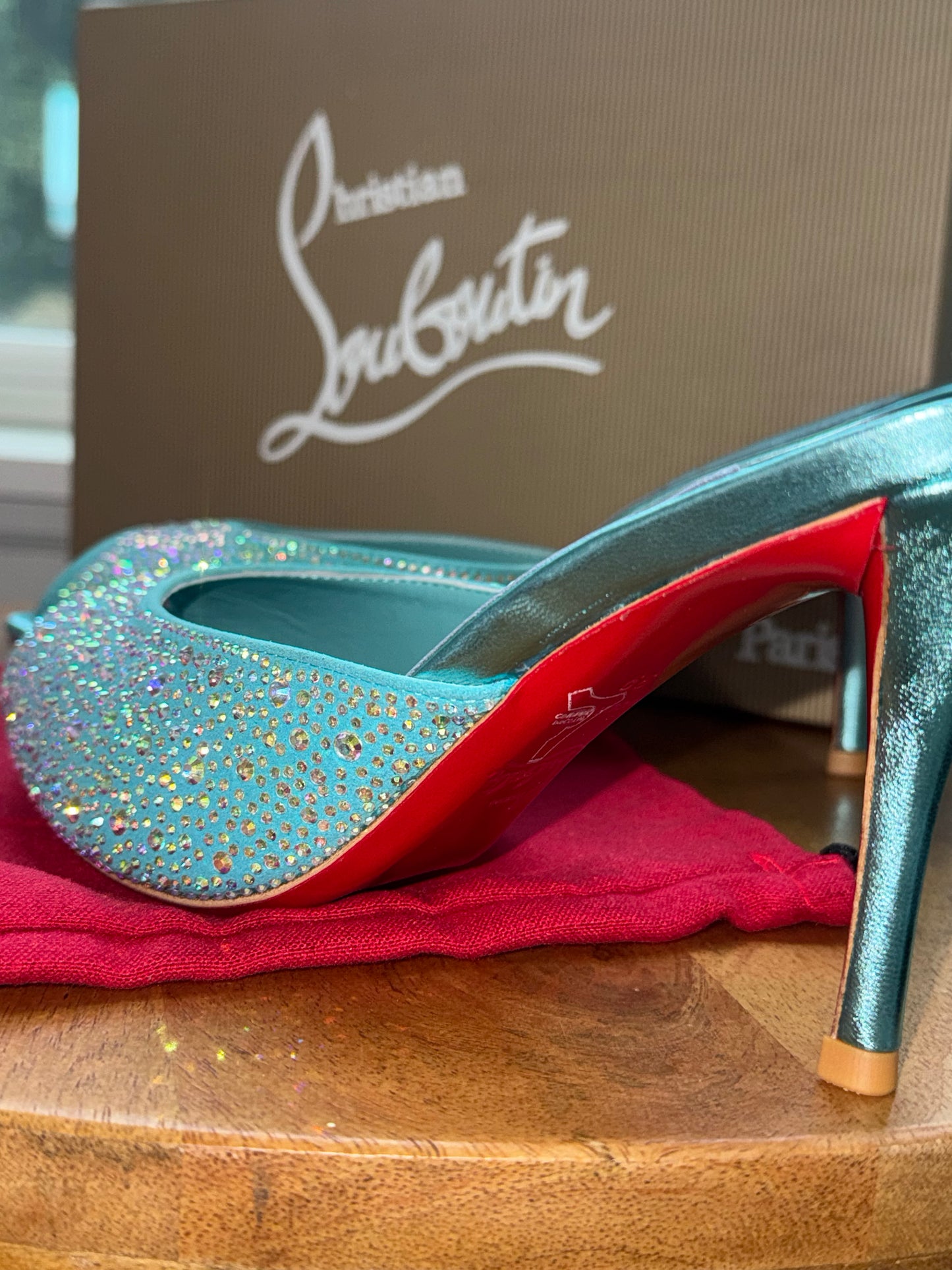 Tacones louboutin talla 8 top quality con cristales caja y cubre polvo