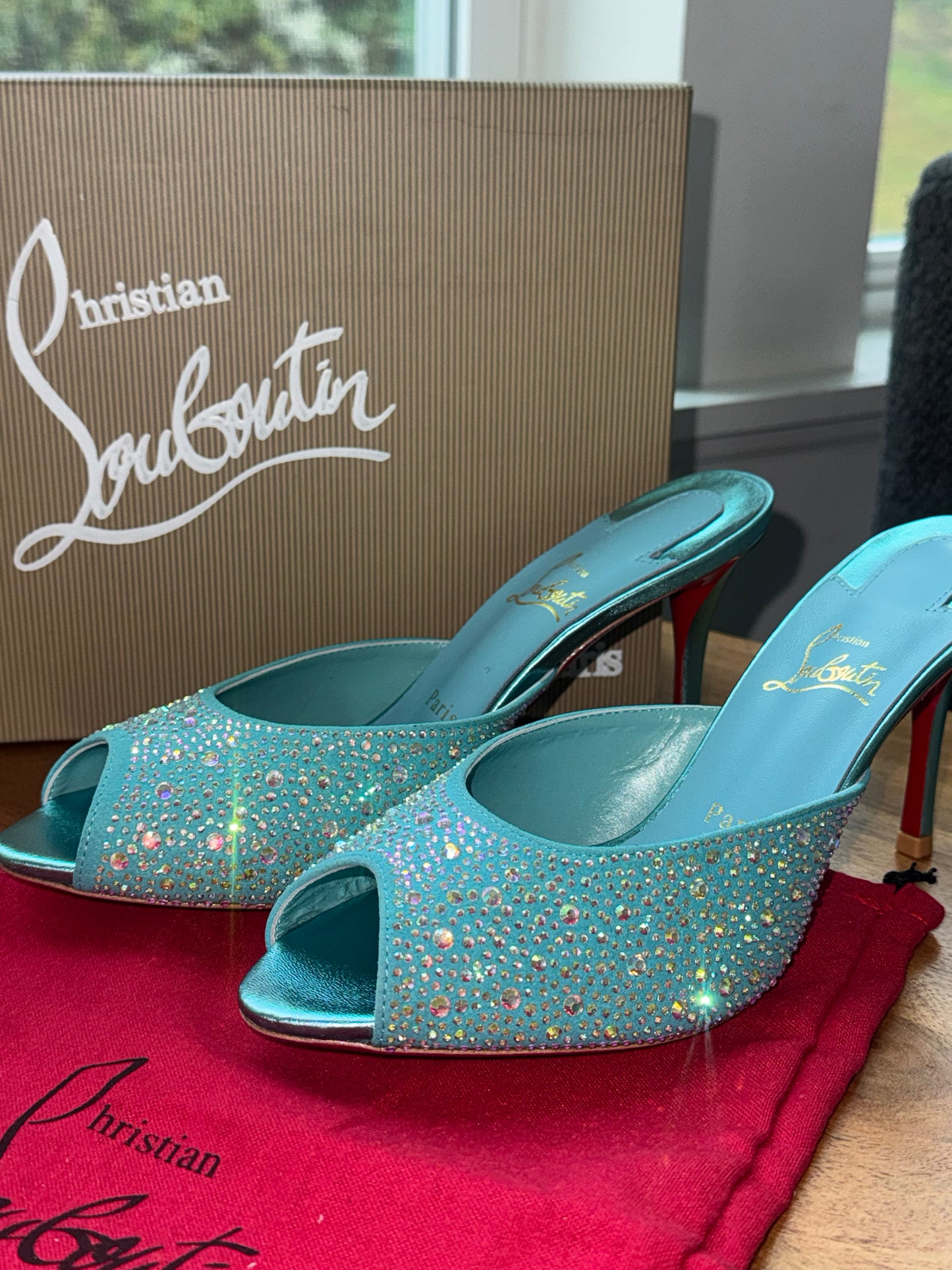 Tacones louboutin talla 8 top quality con cristales caja y cubre polvo