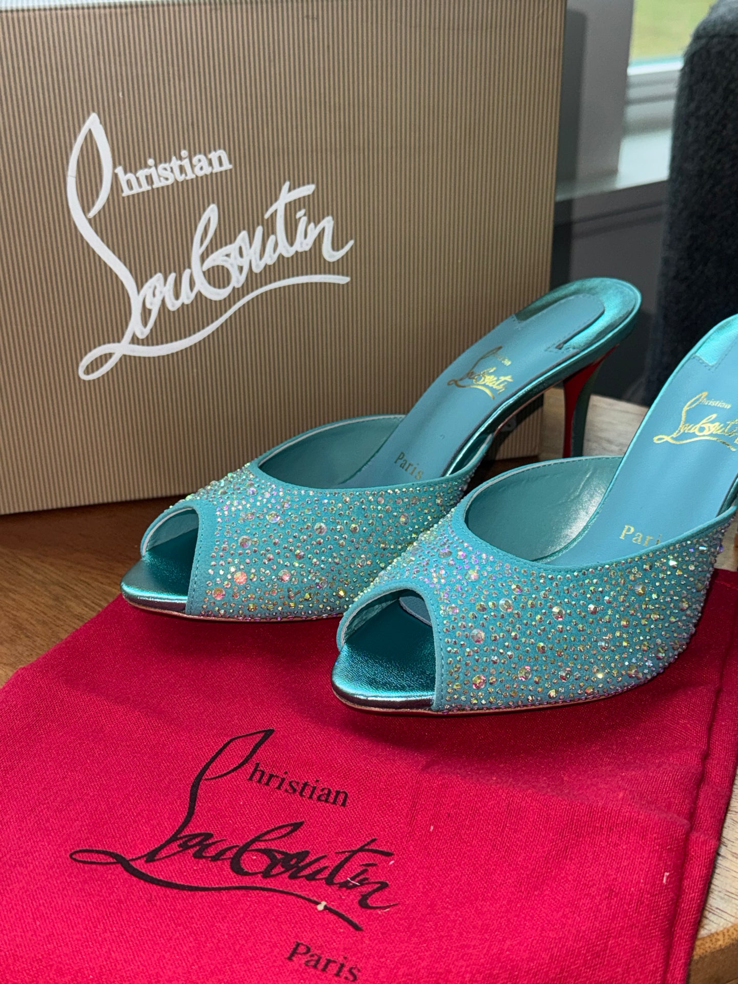 Tacones louboutin talla 8 top quality con cristales caja y cubre polvo