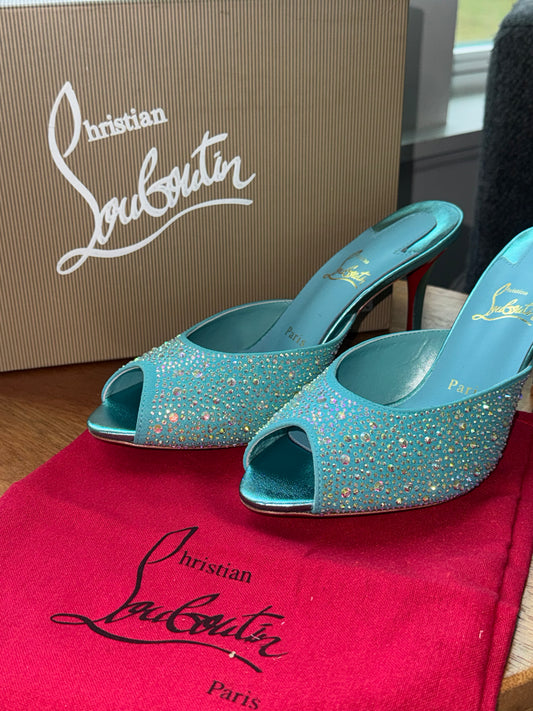 Tacones louboutin talla 8 top quality con cristales caja y cubre polvo