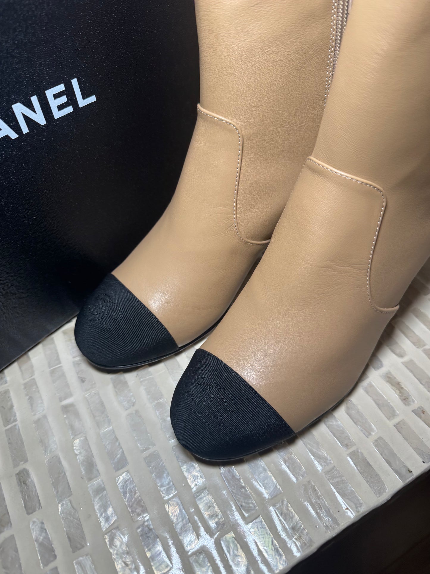 Botas Chanel doble vista las puedes usar con el calenton o sin , nuevas con caja tall 8