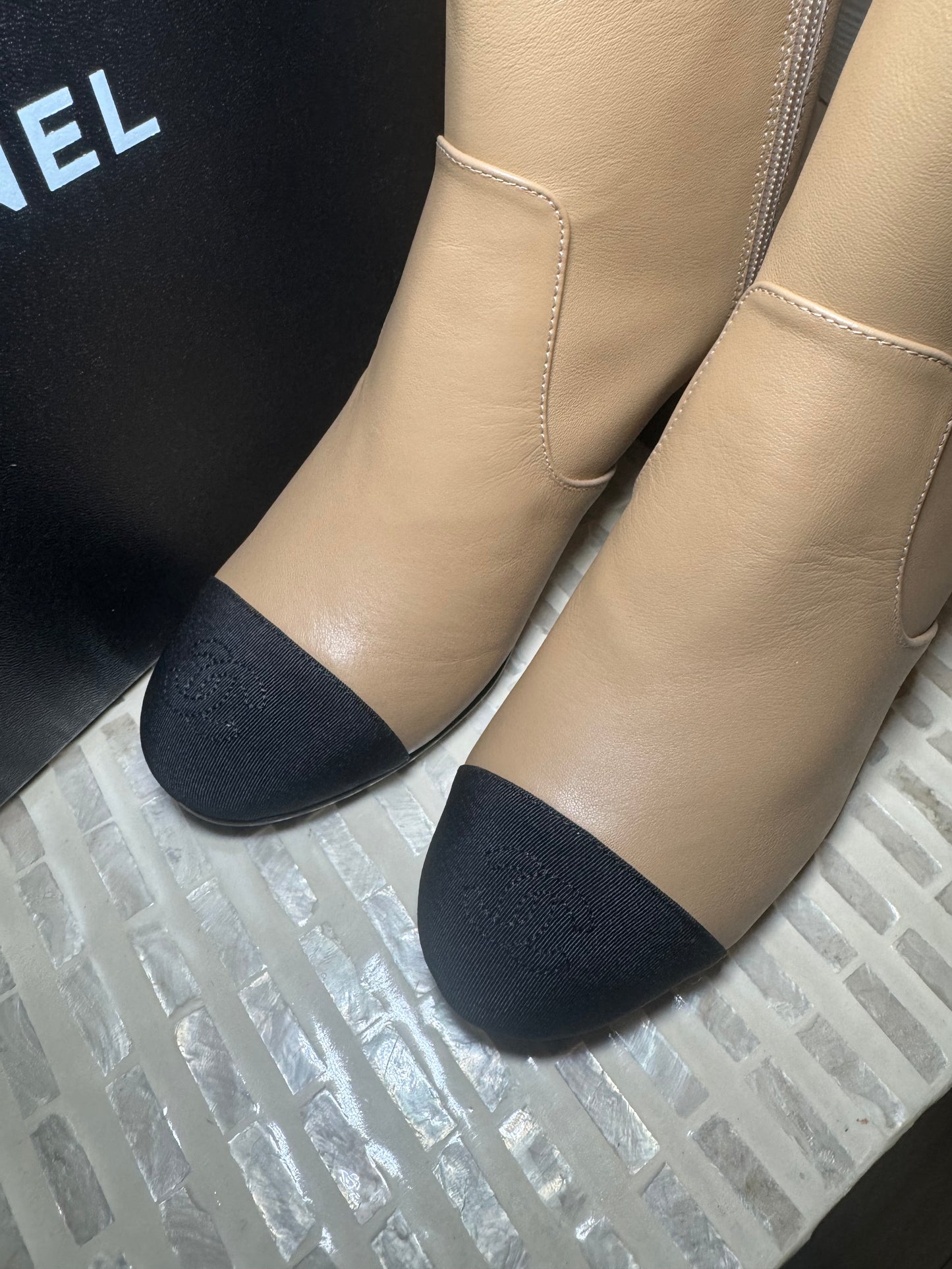 Botas Chanel doble vista las puedes usar con el calenton o sin , nuevas con caja tall 8