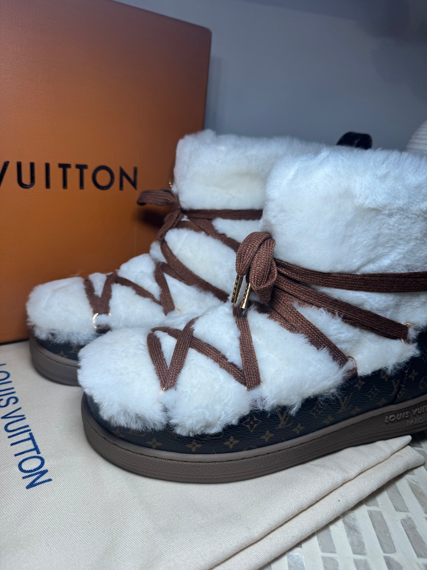 Botas peluche Louis Vuitton talla 8 nuevas caja top quality