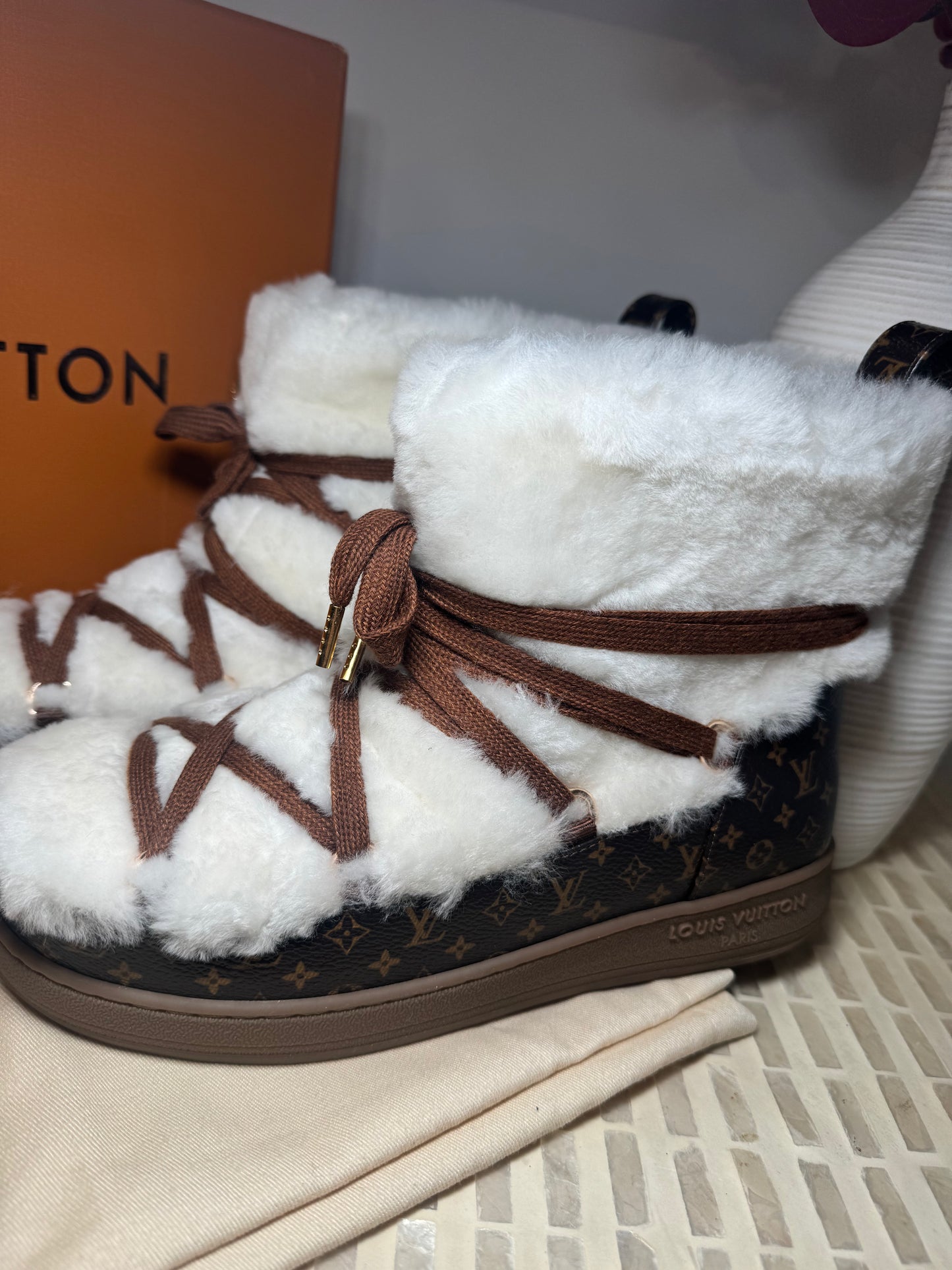 Botas peluche Louis Vuitton talla 8 nuevas caja top quality
