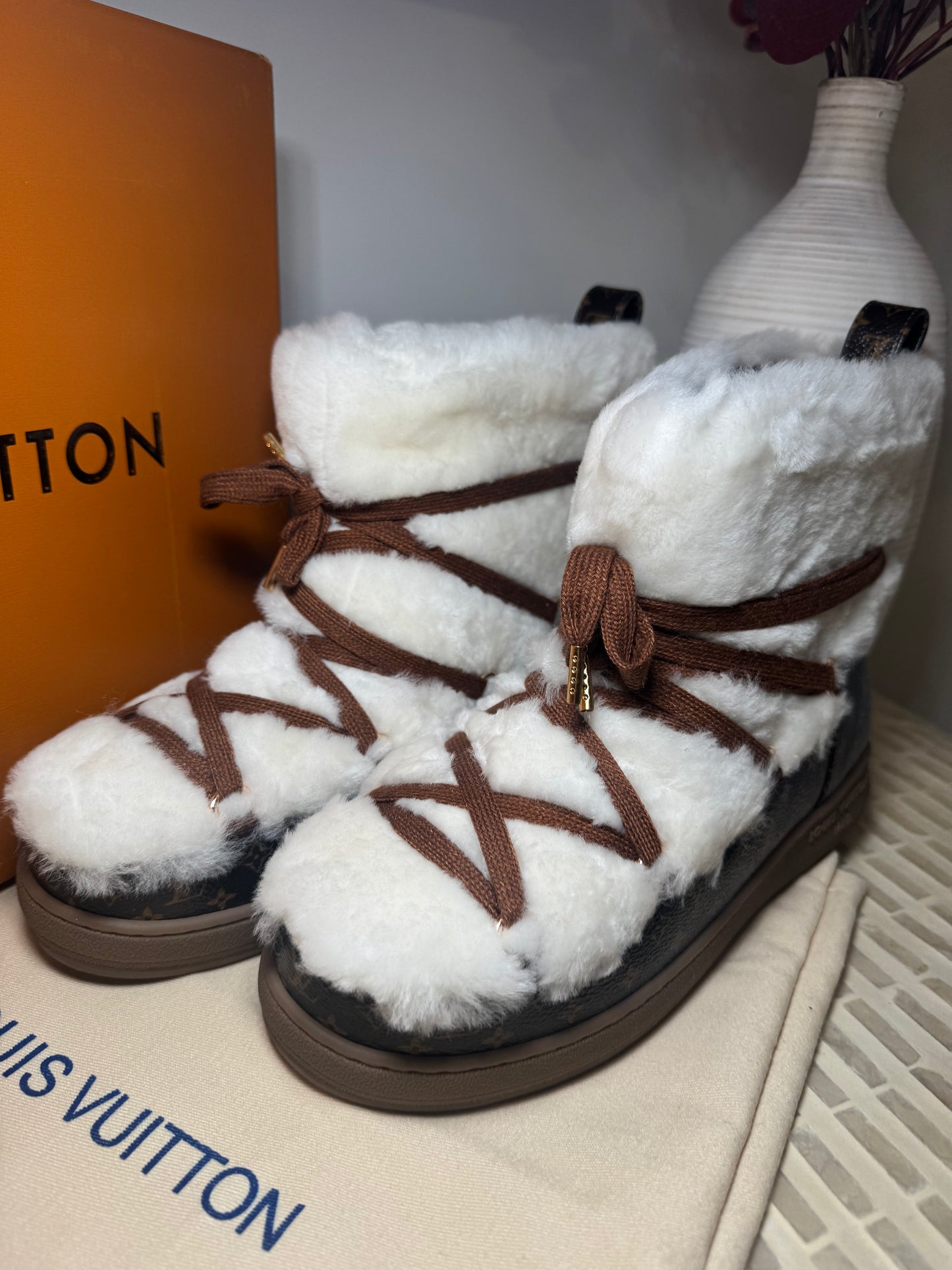 Botas peluche Louis Vuitton talla 8 nuevas caja top quality
