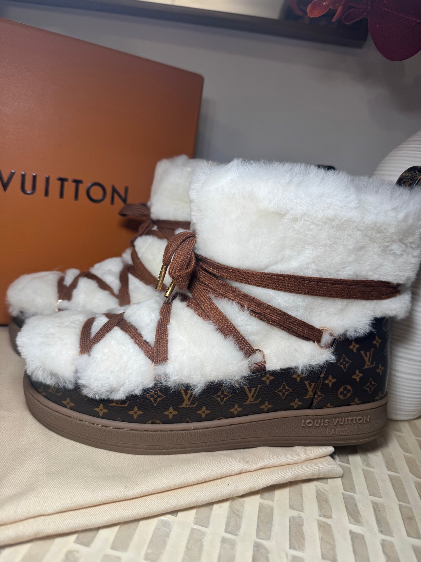 Botas peluche Louis Vuitton talla 8 nuevas caja top quality