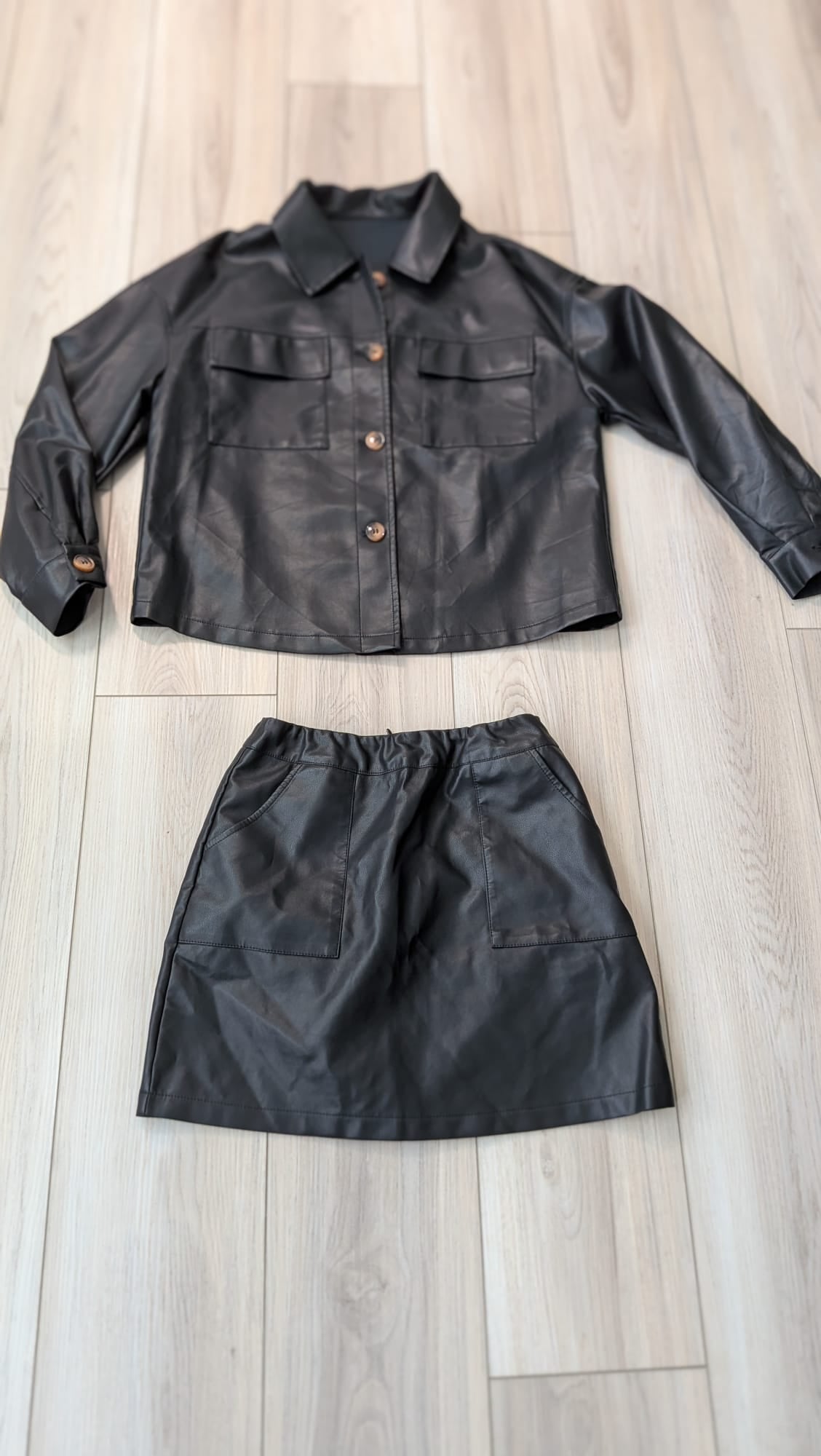 Set de cuero falda con Chamarra talla small closet sale