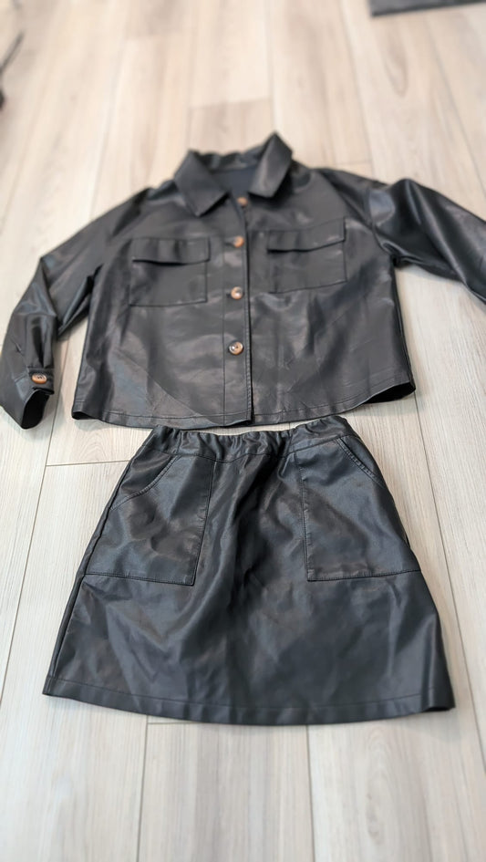 Set de cuero falda con Chamarra talla small closet sale